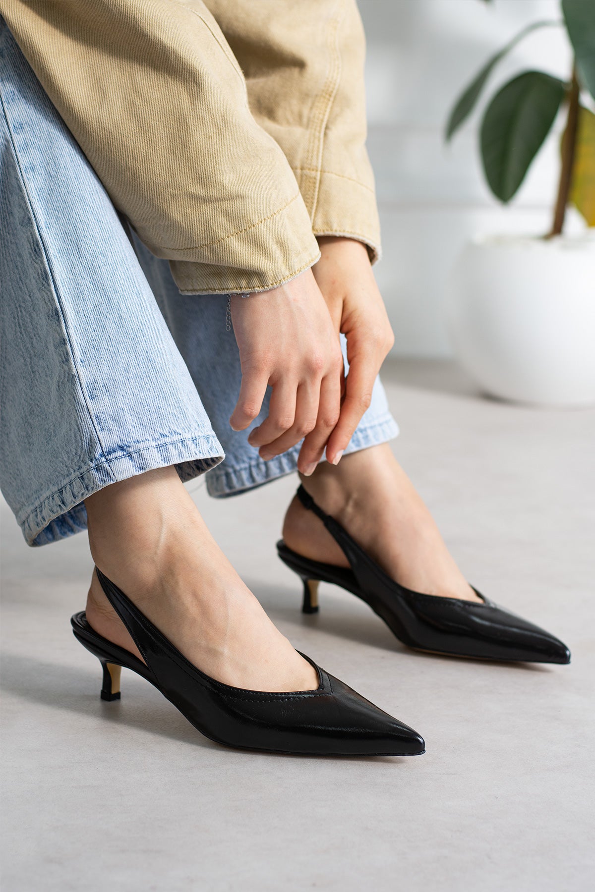 Vaghessa Alvara Siyah Slingback Arka Açık Lastikli