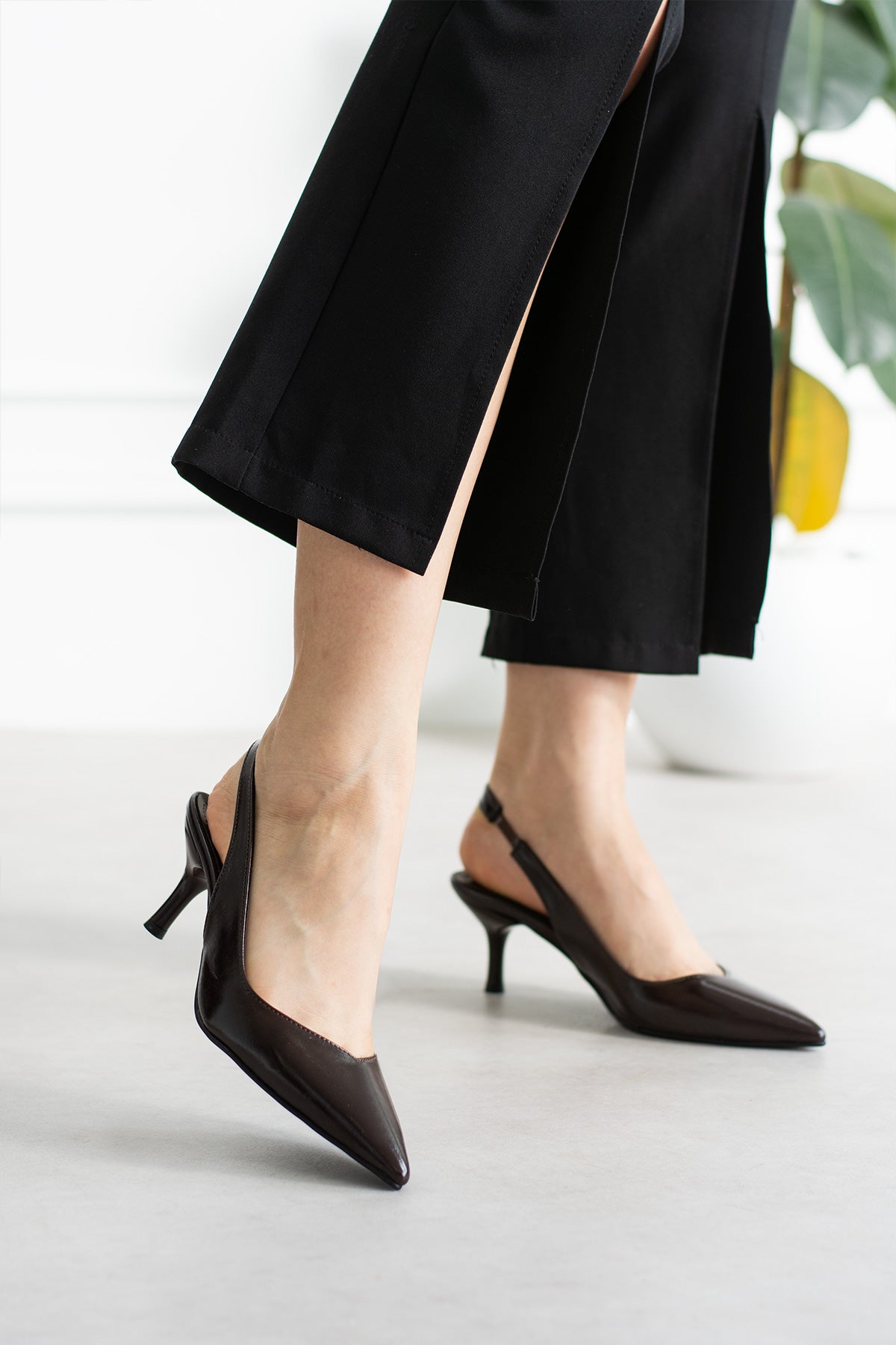 Vaghessa Serina Kahverengi Arka Açık Lastikli